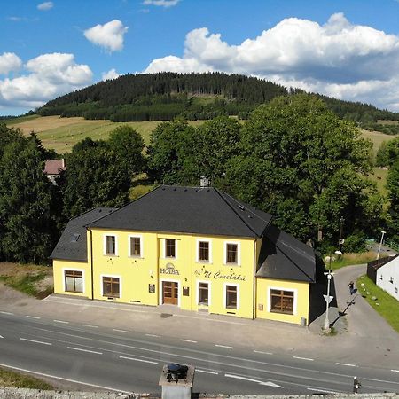 U Cmelaku Hotel Cervena Voda Luaran gambar