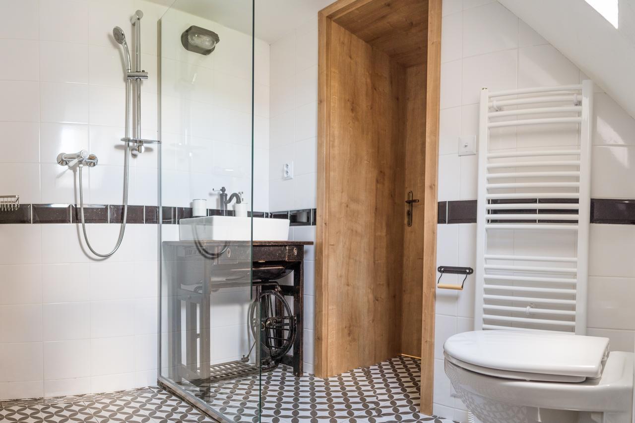 U Cmelaku Hotel Cervena Voda Luaran gambar