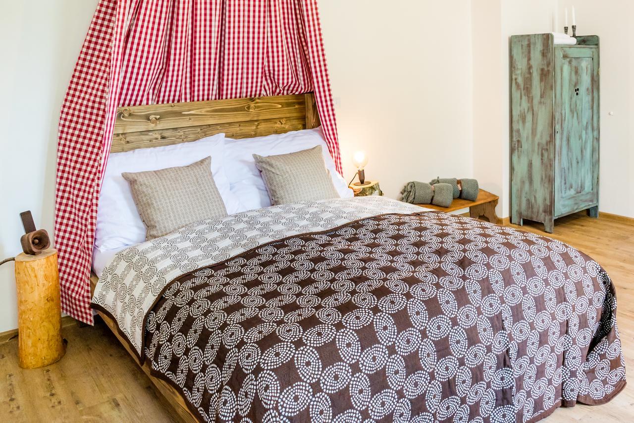 U Cmelaku Hotel Cervena Voda Luaran gambar