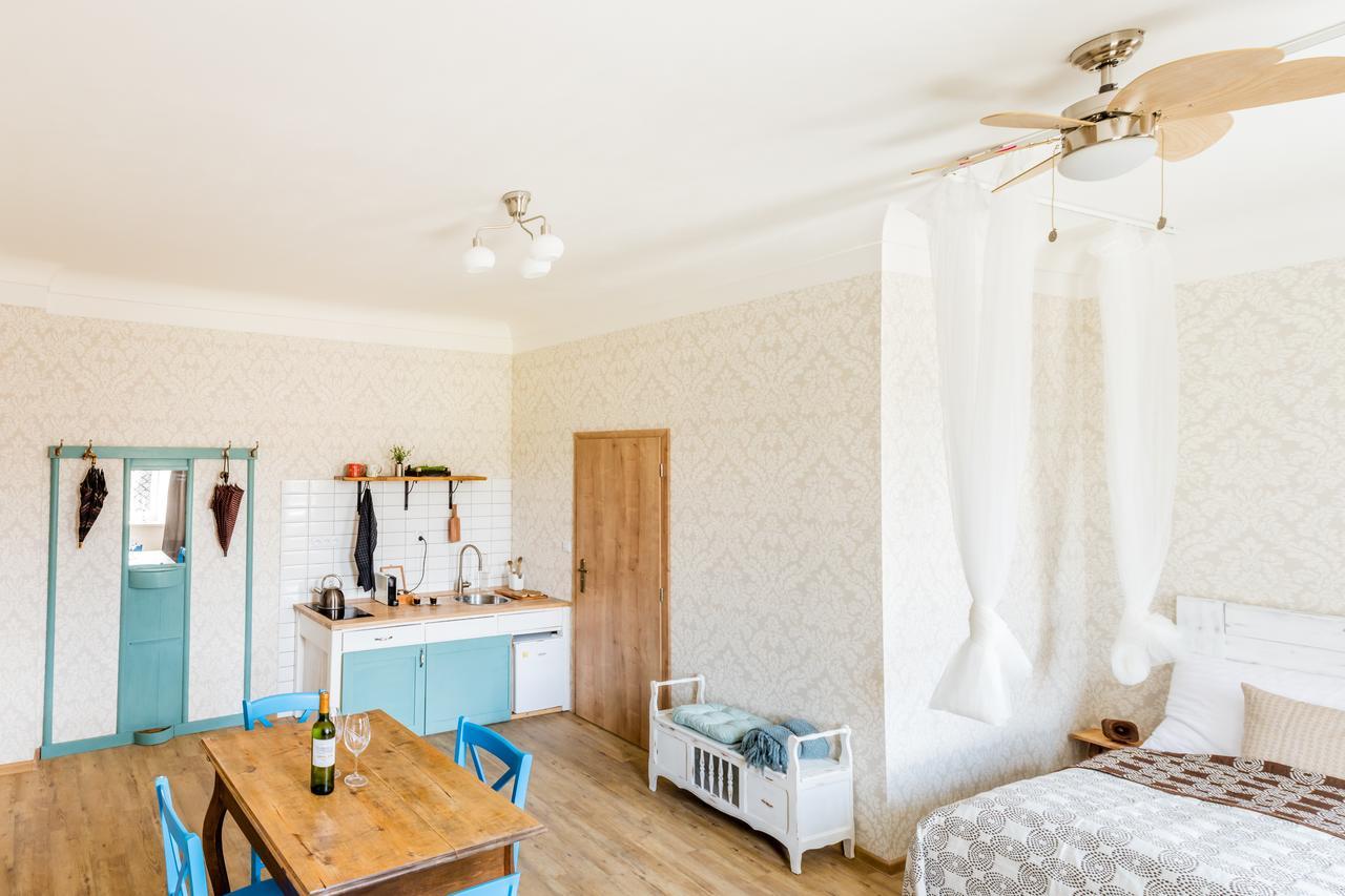 U Cmelaku Hotel Cervena Voda Luaran gambar
